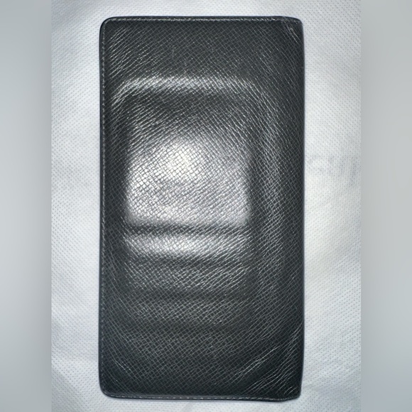 Authentic, LV Taiga 🖤 Leather Wallet - Picture 4 of 5